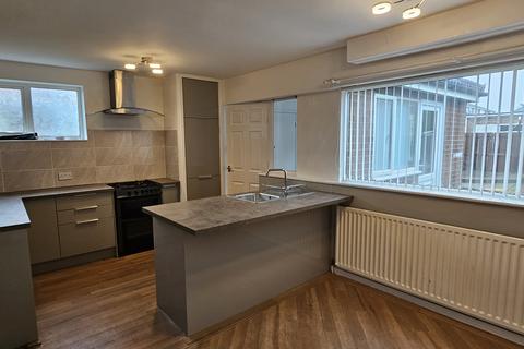 3 bedroom semi-detached house to rent, Hillhead Parkway, Newcastle upon Tyne NE5