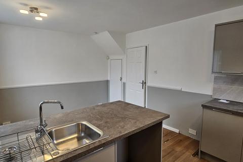 3 bedroom semi-detached house to rent, Hillhead Parkway, Newcastle upon Tyne NE5