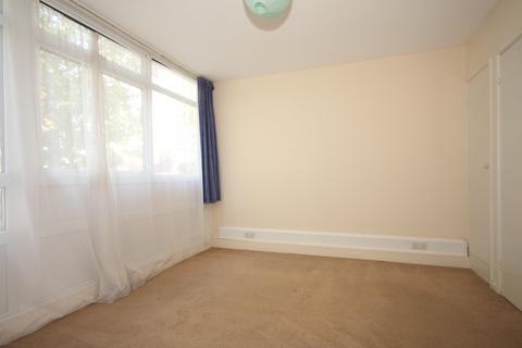 2 bedroom flat to rent, Woking GU22
