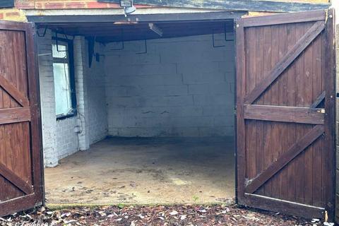 Garage to rent, Cranford Lane, Hounslow TW5