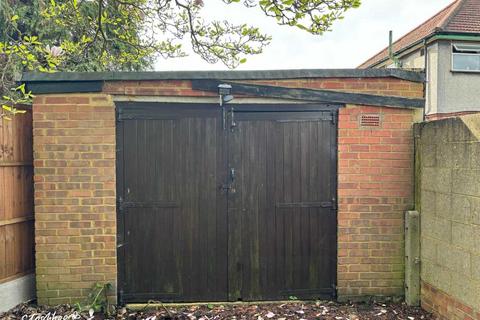 Garage to rent, Cranford Lane, Hounslow TW5