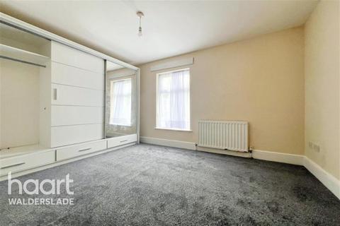2 bedroom terraced house to rent, Connaught Road, Chatham, ME4