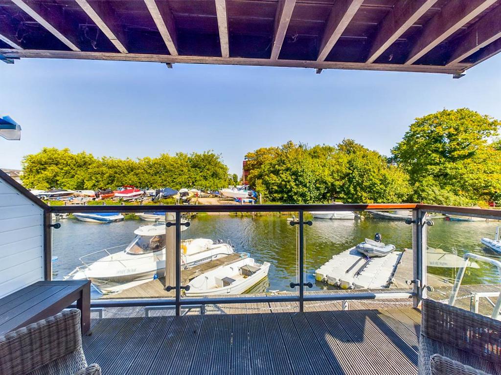 18 Avon lounge balco