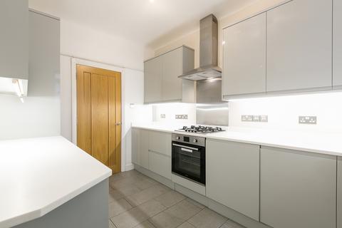 4 bedroom apartment to rent, Putney Hill, London SW15