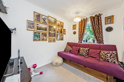 2 bedroom flat for sale, Azalea Court, Bridle Path, Woodford Green, IG8