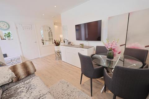 1 bedroom flat for sale, Hale Lane, Edgware HA8