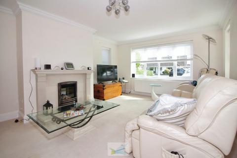 4 bedroom detached house to rent, Highcliffe