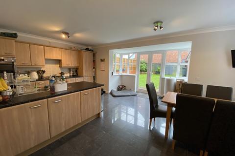 4 bedroom detached house to rent, Pastures Drive, Wychwood Village