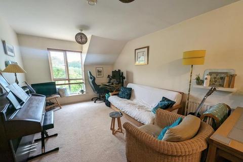 2 bedroom flat to rent, Harrow Close, Addlestone KT15