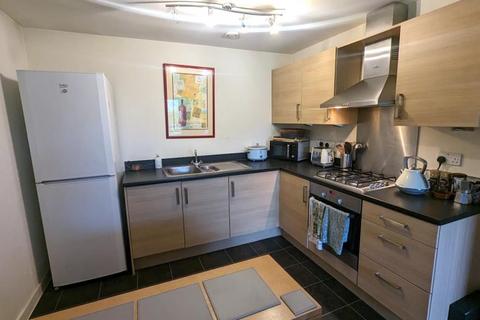 2 bedroom flat to rent, Harrow Close, Addlestone KT15
