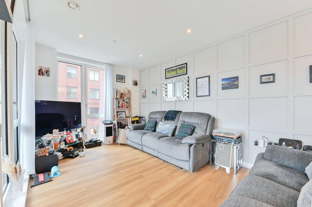 Shackleton Way, E16, Canary Wharf... 2 bed flat to rent £2,500 pcm (£577 pw)