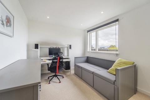 2 bedroom flat to rent, Duckham Court, 8 Nauticus Walk, London