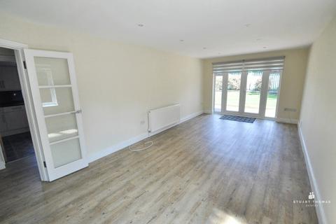 2 bedroom ground floor flat for sale, Rayleigh Road, Benfleet