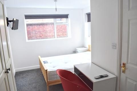 4 bedroom terraced house to rent, Rostherne Street, Langworthy, Salford