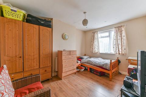 7 Almond Way, Mitcham, CR4 1LP