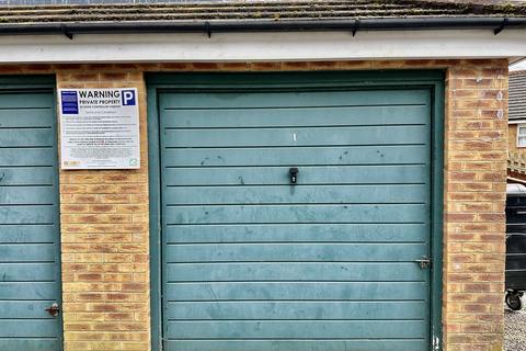 Garage to rent, Knightwood Road, Hythe, Southampton