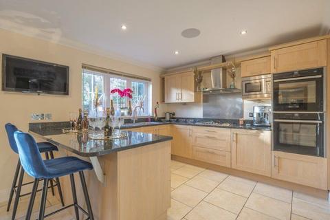 5 bedroom detached house to rent, Fincham End Drive