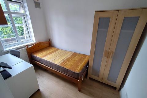 4 bedroom flat share to rent, Aberdour Street, London SE1