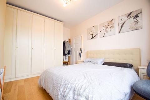 2 bedroom flat to rent, Durnsford Road, London SW19