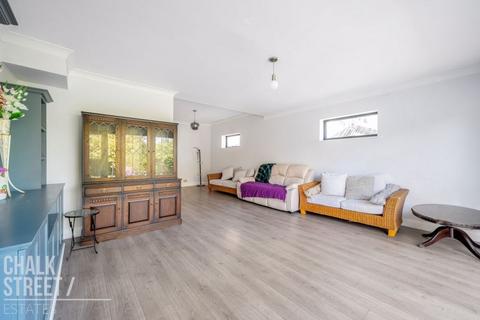 3 bedroom detached bungalow for sale, The Avenue, Romford, RM1