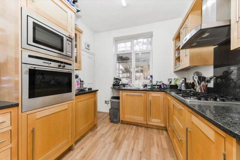 3 bedroom flat for sale, Avenue Road, London