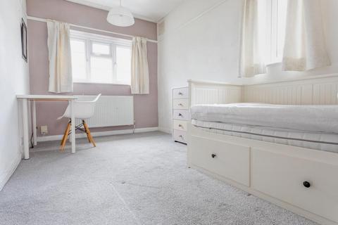 1 bedroom in a house share to rent, Grange Road, Chessington