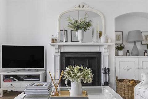 15 The Crosspath, Radlett, WD7 8HR