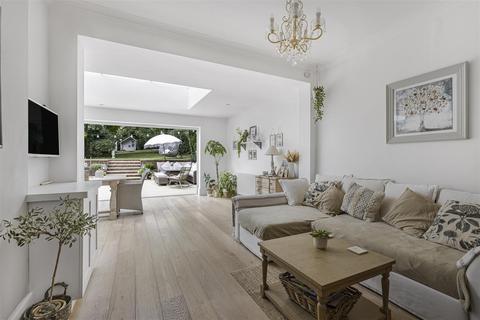 15 The Crosspath, Radlett, WD7 8HR