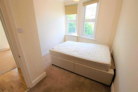 2 bedroom flat to rent, High Road, North Finchley