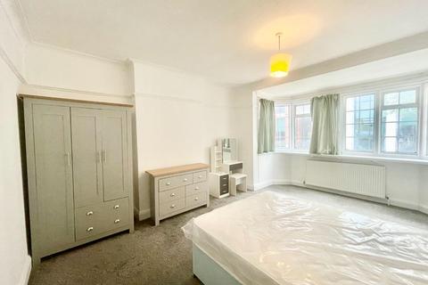 4 bedroom detached house to rent, Culmington Road, West Ealing W13