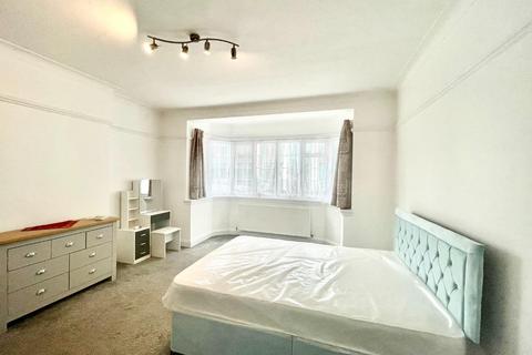 4 bedroom detached house to rent, Culmington Road, West Ealing W13