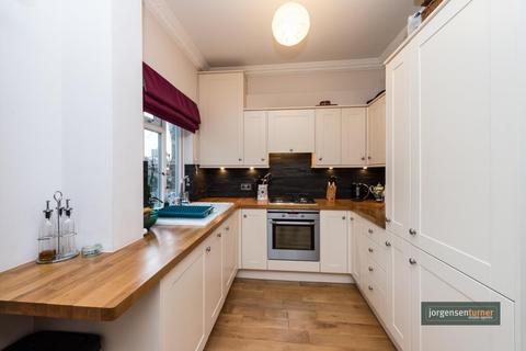 2 bedroom flat to rent, Frithville Gardens, Shepherds Bush, London