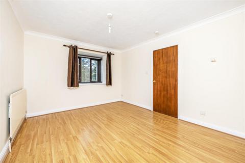 2 bedroom flat to rent, Sandpiper Close