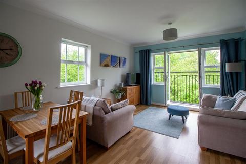 48 Brooklands, Haywards Heath, RH16 4TS