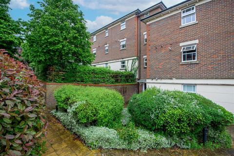 48 Brooklands, Haywards Heath, RH16 4TS