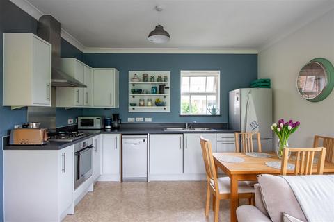 48 Brooklands, Haywards Heath, RH16 4TS