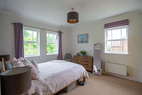 48 Brooklands, Haywards Heath, RH16 4TS