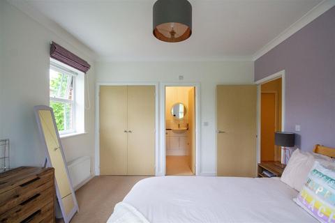 48 Brooklands, Haywards Heath, RH16 4TS