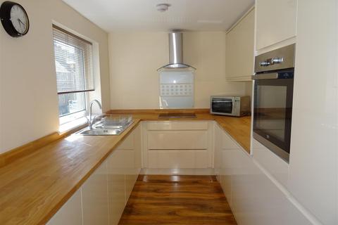 2 bedroom flat to rent, Bridgend Court, Perth