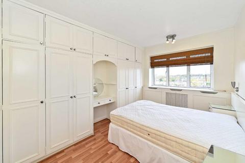 2 bedroom apartment to rent, Wellington Road, St John's Wood NW8