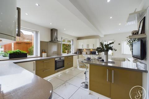 5 bedroom detached house for sale, New Templegate, Leeds