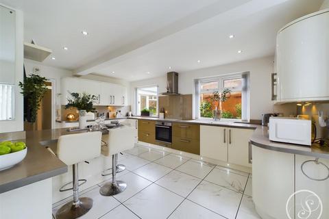 5 bedroom detached house for sale, New Templegate, Leeds