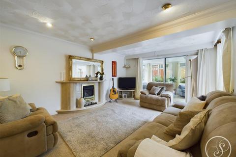 5 bedroom detached house for sale, New Templegate, Leeds