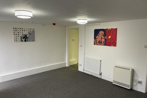 Studio to rent, Austhorpe Road, Cross Gates