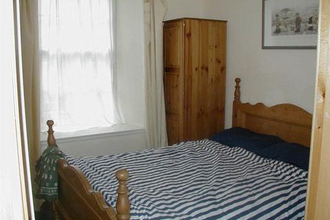 2 bedroom flat to rent, James Court