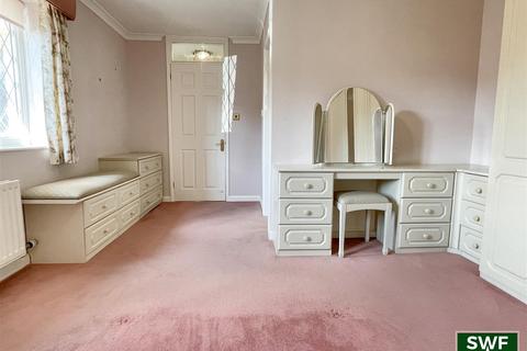 3 bedroom bungalow for sale, Manor Fold, Oaken