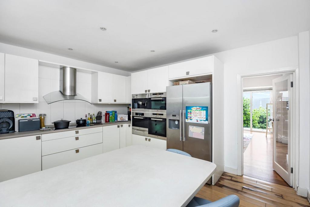 Roedean Crescent, 31-024.jpg