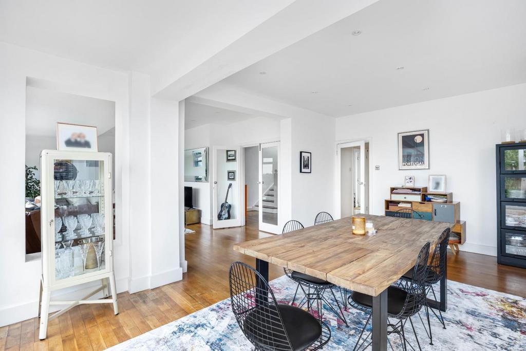 Roedean Crescent, 31-029.jpg