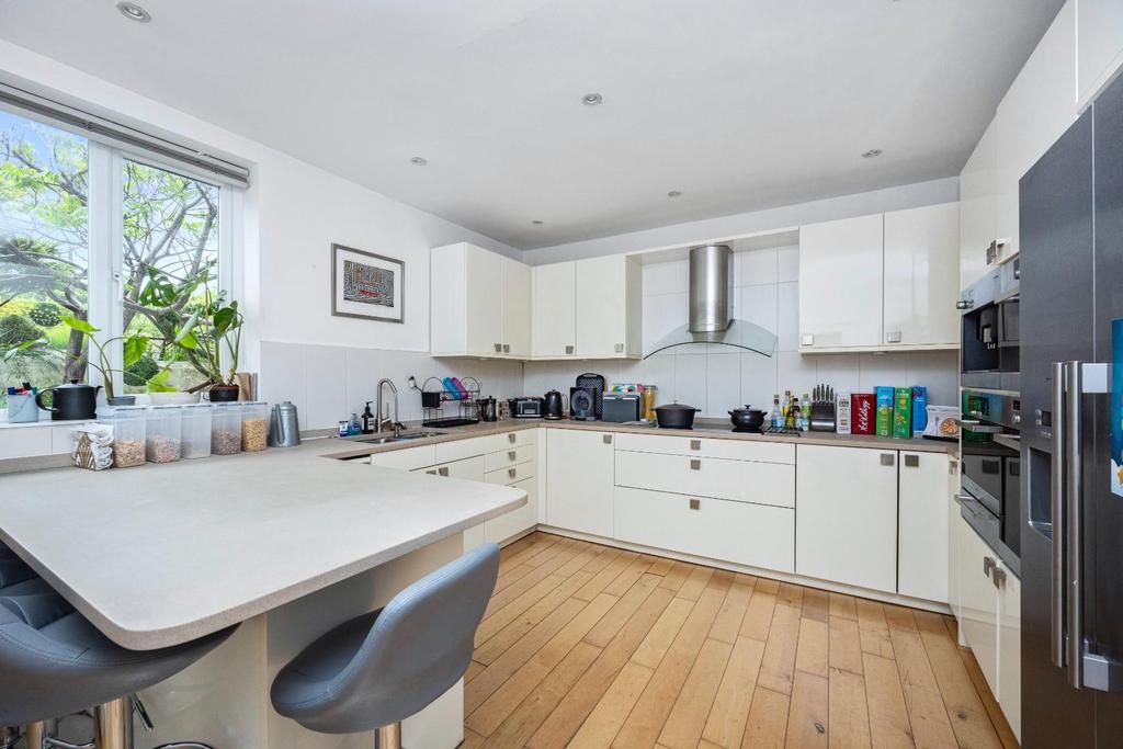 Roedean Crescent, 31-022.jpg