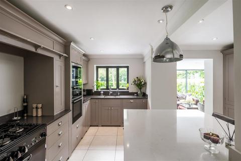 5 bedroom detached house for sale, Mogador, Surrey